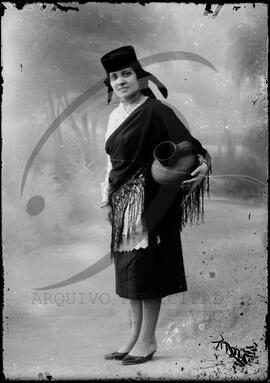 Retrato de mulher com vestuário regional