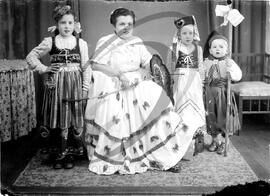 Retrato de mulher  e crianças com vestuário regional