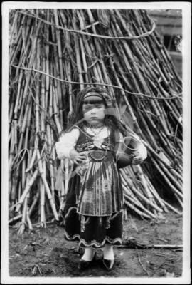 Retrato de criança com vestuário regional