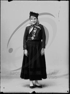 Retrato de mulher com vestuário regional