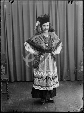 Retrato de mulher com vestiário regional