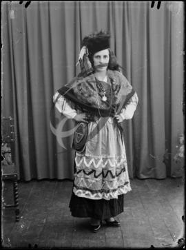 Retrato de mulher com vestiário regional