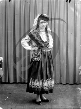Retrato de mulher com vestuário regional