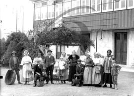 Comendador Luiz Bernardo de Almeida e esposa com os vindimadores na Quinta Progresso