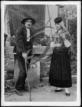 Retrato de casal com vestuário regional