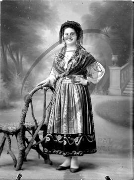 Retrato de mulher com vestuário regional