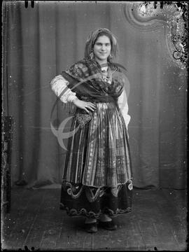 Retrato de mulher com vestuário regional
