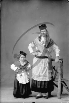 Retrato de mulher e criança com vestuário regional de Arouca