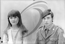 Retrato de militar com criança