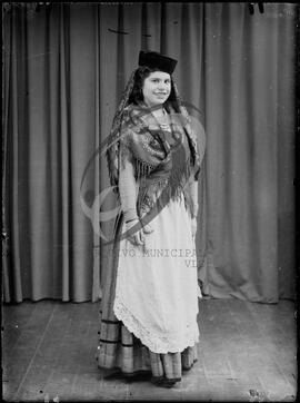 Retrato de mulher com vestuário regional