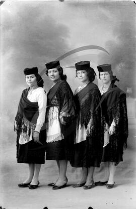 Retrato de mulheres com vestuário regional