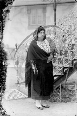 Retrato de mulher com vestuário regional