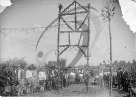 Homenagem do povo de Cepelos ao Comendador Luiz Bernardo de Almeida pela abertura da estrada nacional n.º 32