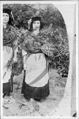 Retrato de mulheres com vestuário regional