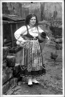 Retrato de mulher com vestuário regional