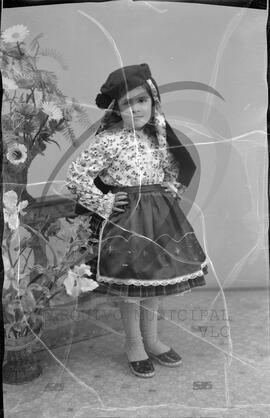 Retrato de criança com vestuário regional