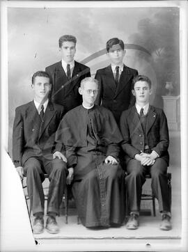 Retrato de padre e alunos do Seminário Apostólico São João de Brito