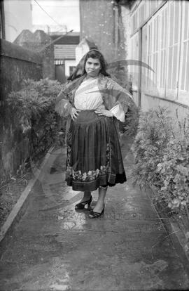 Retrato de mulher com vestuário regional