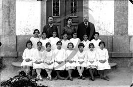 Retrato de alunas e professores
