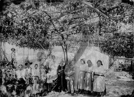 Comendador Luiz Bernardo de Almeida e esposa com os vindimadores na Quinta Progresso