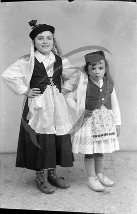 Retrato de crianças com vestuário regional