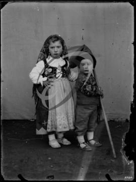 Retrato de crianças com vestuário regional