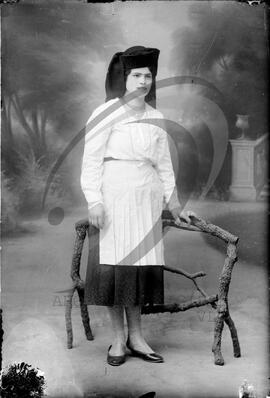 Retrato de mulher com vestuário regional