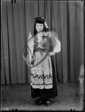 Retrato de mulher com vestuário regional