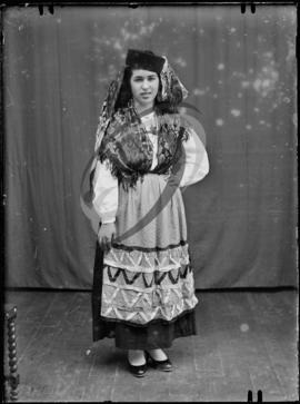 Retrato de mulher com vestuário regional