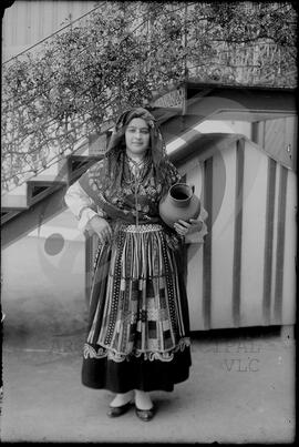 Retrato de mulher com vestuário regional