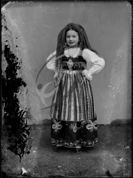 Retrato de criança com vestuário regional