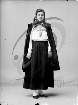 Retrato de mulher com vestuário regional