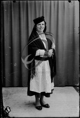 Retrato de mulher com vestuário regional