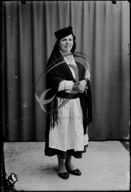 Retrato de mulher com vestuário regional