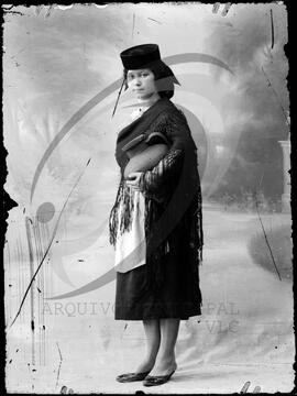 Retrato de mulher com vestuário regional