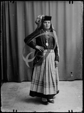 Retrato de mulher com vestuário regional