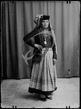 Retrato de mulher com vestuário regional
