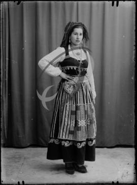 Retrato de mulher com vestuário regional