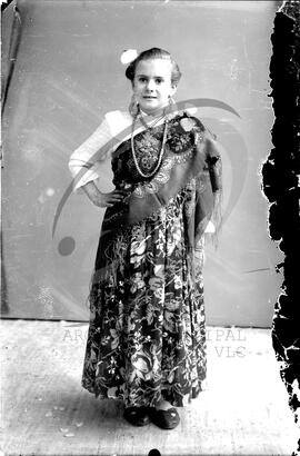 Retrato de criança com vestuário regional