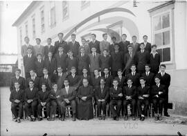 Padre e alunos do Seminário Apostólico São João de Brito