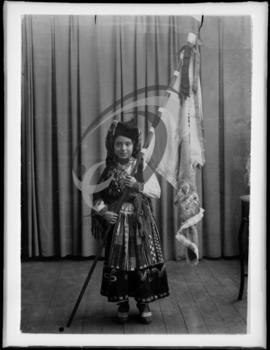 Retrato de criança com vestuário regional