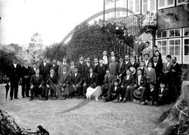 Comendador Luiz Bernardo de Almeida, entre homens na Quinta Progresso