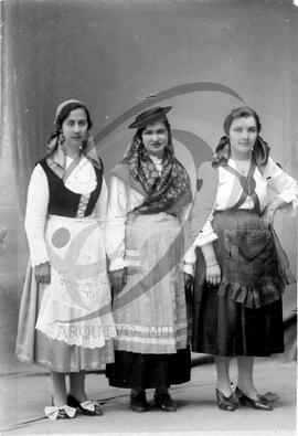 Retrato de mulheres com vestuário regional