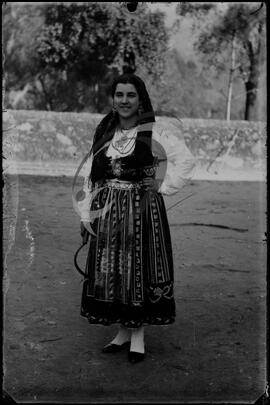 Retrato de mulher com vestuário regional