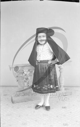 Retrato de criança com vestuário regional