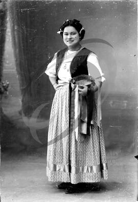 Retrato de mulher com vestuário regional