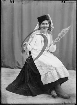 Retrato de mulher com vestuário regional