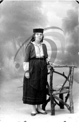 Retrato de mulher com vestuário regional