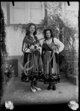 Retrato de mulheres com vestuário regional