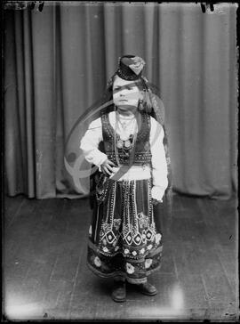 Retrato de criança com vestuário regional